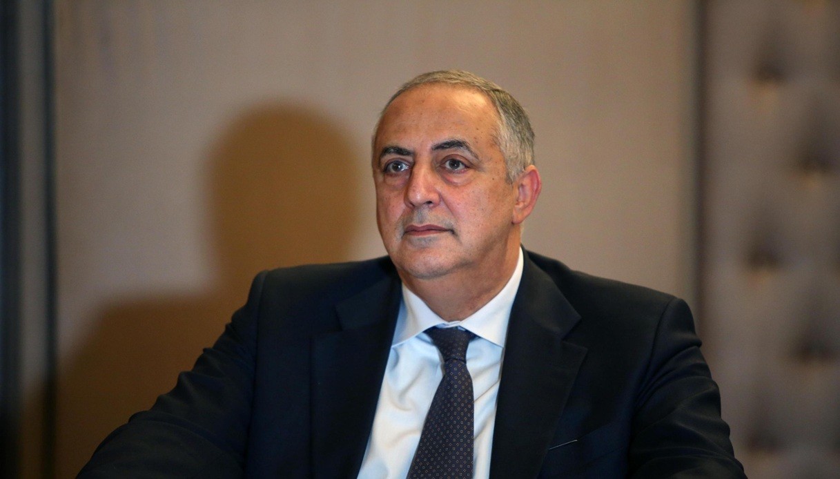 Roberto Lagalla in cravatta