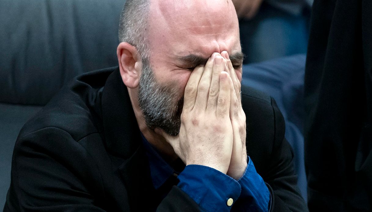 Saviano in lacrime dopo la condanna del boss, il video del crollo e dello sfogo durissimo contro la politica Saviano in lacrime dopo la condanna del boss, il video del crollo e dello sfogo durissimo contro la politica