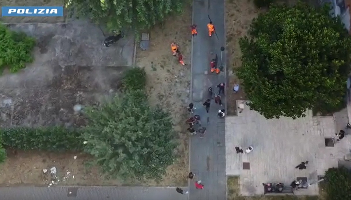 Controlli a tappeto a Roma, il video del blitz: in manette 7 persone per droga, rapina e auto rubate Controlli a tappeto a Roma, il video del blitz: in manette 7 persone per droga, rapina e auto rubate