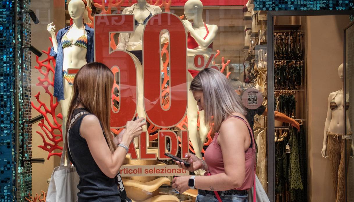 https://wips.plug.it/cips/notizie.virgilio.it/cms/2025/07/saldi-estivi.jpg
