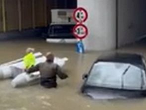 San Benedetto del Tronto e Pescara sott'acqua per il maltempo, persone salvate col gommone e voli dirottati