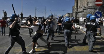 scontri napoli disoccupati polizia