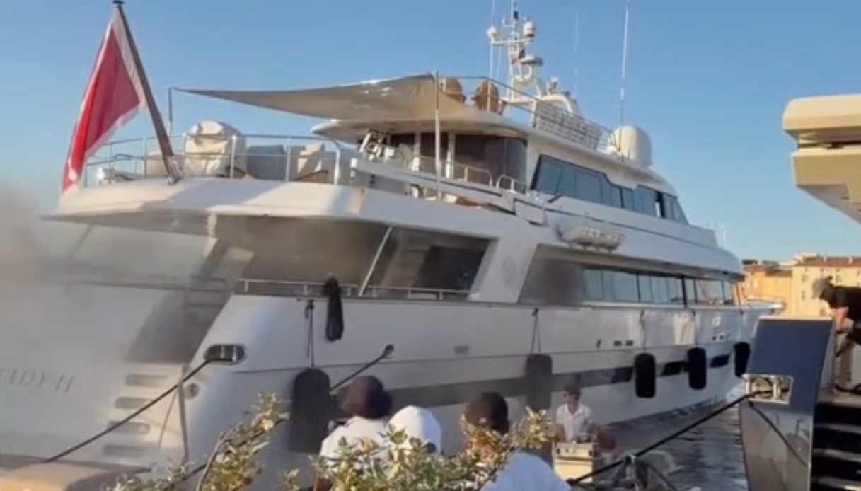 https://wips.plug.it/cips/notizie.virgilio.it/cms/2025/07/sea-lady-saint-tropez-yach.jpg