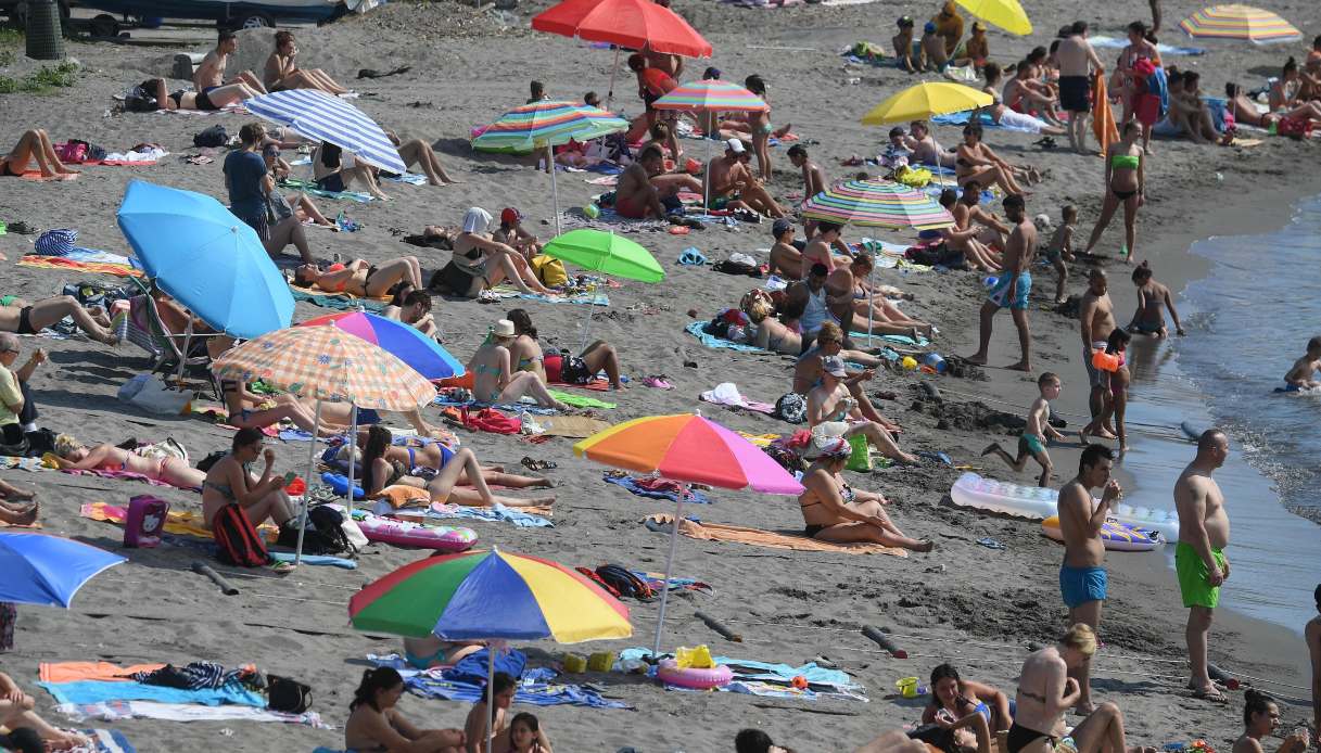 Malori sospetti sulla spiaggia di Bagnara a Quinto, ipotesi alga tossica: tre ragazze in ospedale Malori sospetti sulla spiaggia di Bagnara a Quinto, ipotesi alga tossica: tre ragazze in ospedale
