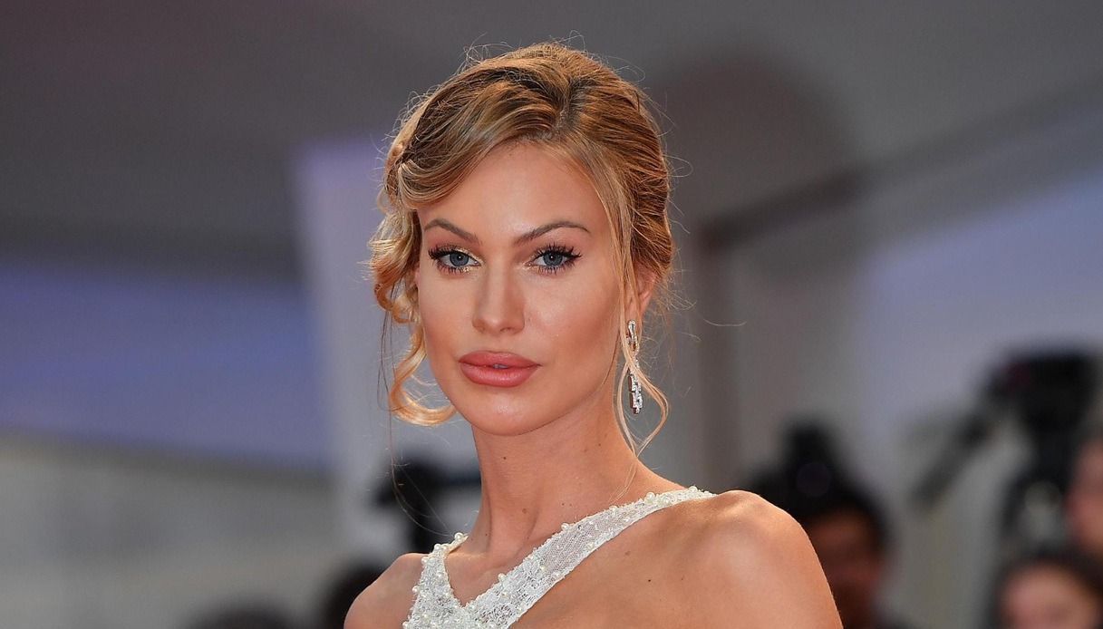 https://wips.plug.it/cips/notizie.virgilio.it/cms/2025/07/taylor-mega-estorsione.jpg