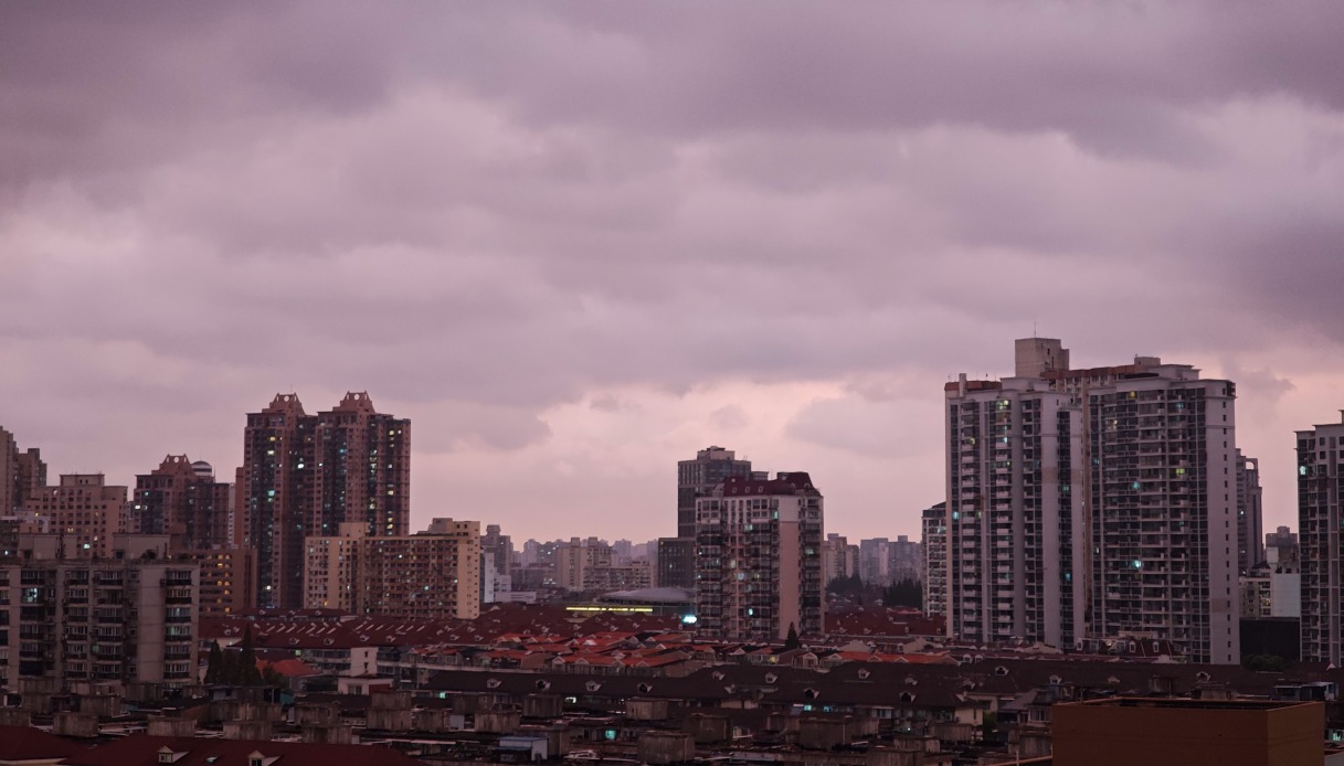 Cielo coperto a Shanghai in attesa del tifone Co-May