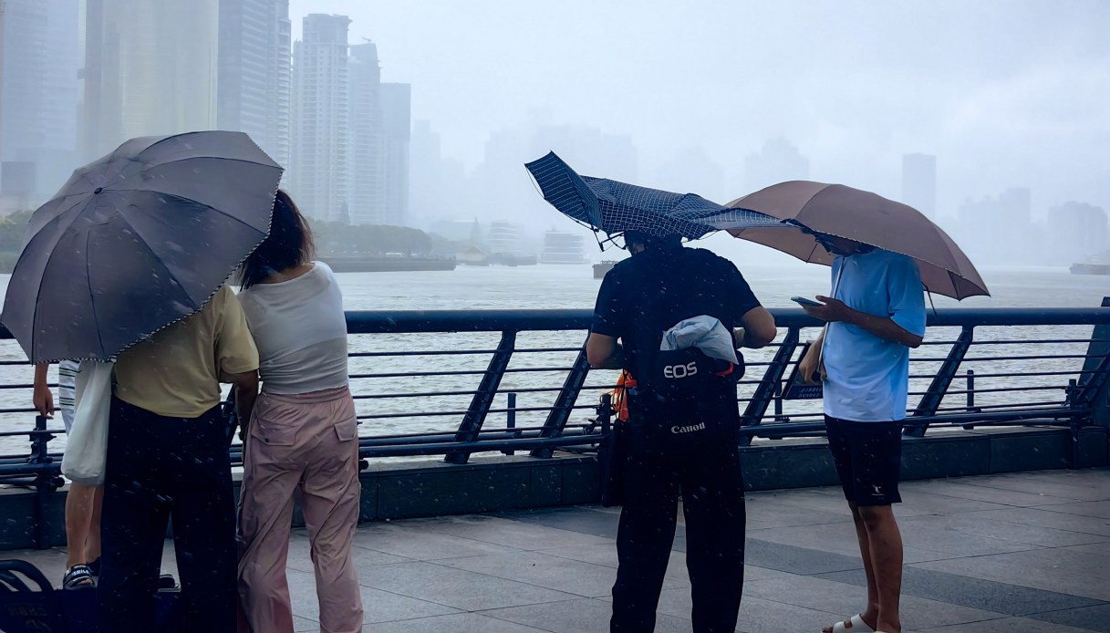 https://wips.plug.it/cips/notizie.virgilio.it/cms/2025/07/timore-tifone-in-cina.jpg