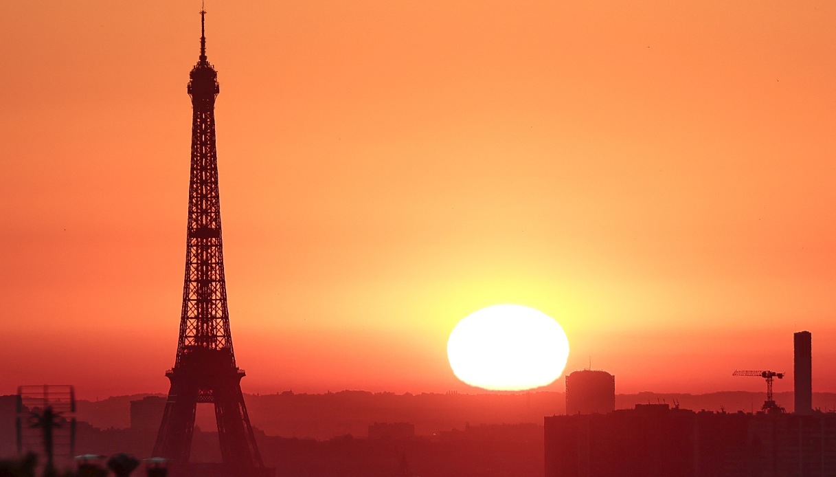 https://wips.plug.it/cips/notizie.virgilio.it/cms/2025/07/torre-eiffel-chiusa-caldo-parigi.jpg