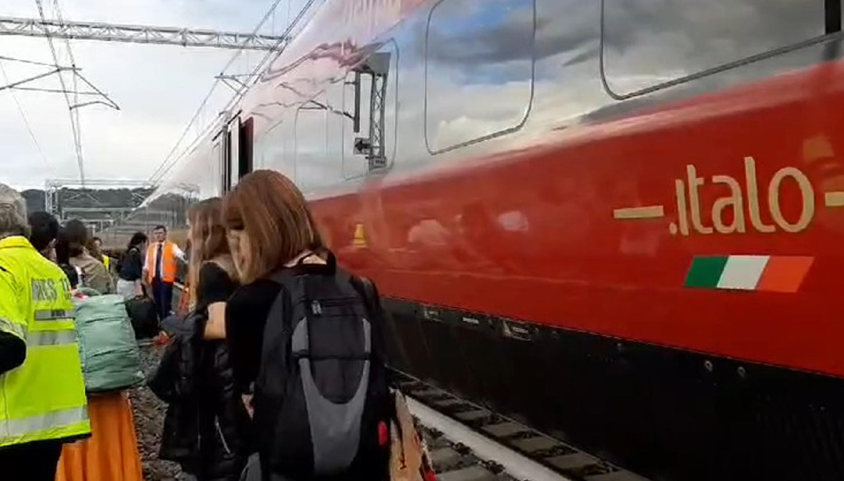 Treno Italo centrato da un fulmine rimane bloccato a Melegnano, ritardi sull’alta velocità per il maltempo Treno Italo centrato da un fulmine rimane bloccato a Melegnano, ritardi sull’alta velocità per il maltempo