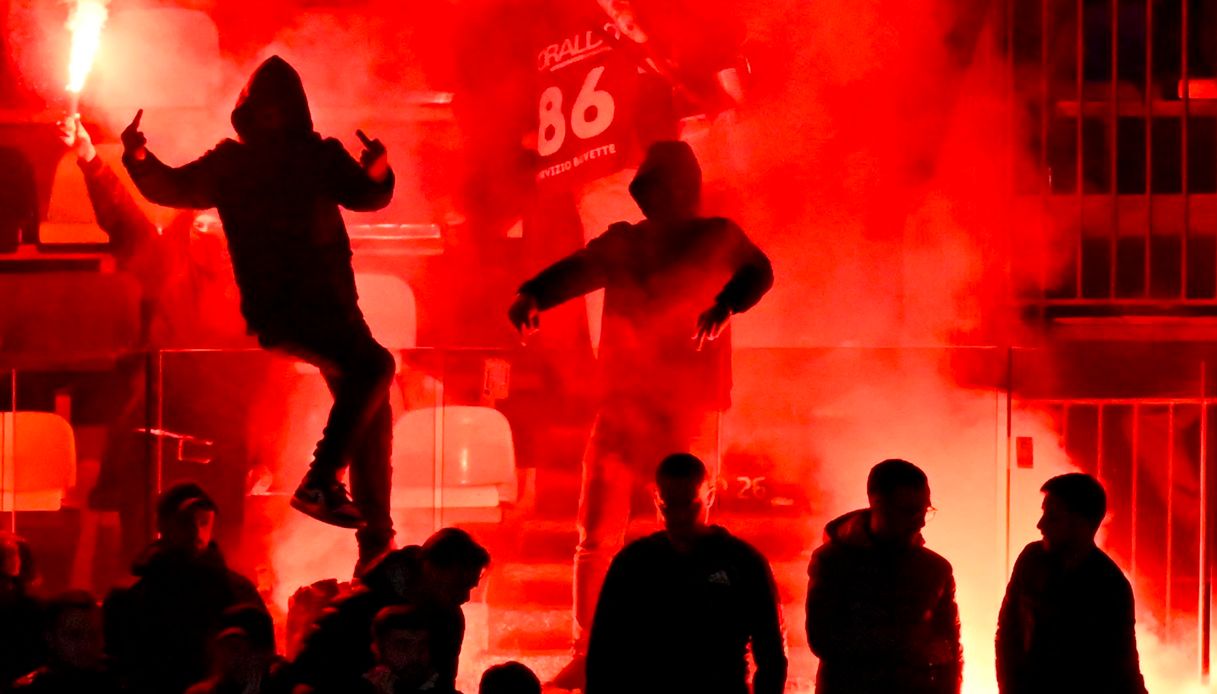 Inter e Milan chiudono San Siro agli ultrà, centinaia di abbonamenti rifiutati a tifosi "non graditi" Inter e Milan chiudono San Siro agli ultrà, centinaia di abbonamenti rifiutati a tifosi "non graditi"