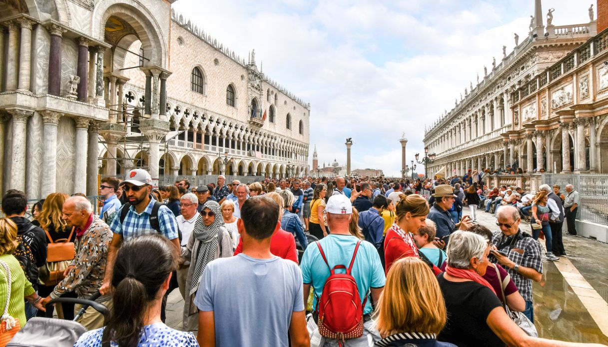 venezia presa di mira dai borseggiatori l allarme dei turisti e il caso della coppi derubata 5 volte