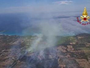 Devastante incendio a Orosei nel Nuorese, le immagini: a rischio case e campeggi