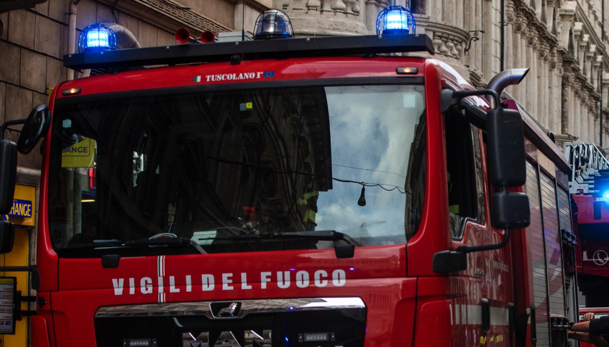 Fiamme a Villasimius e bagnanti in fuga dalle spiagge, Punta Molentis distrutta, evacuazioni anche via mare