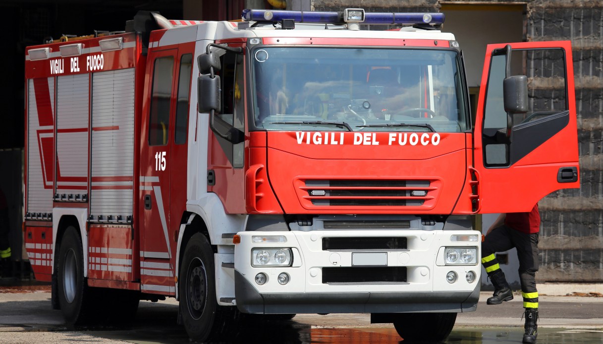https://wips.plug.it/cips/notizie.virgilio.it/cms/2025/07/vigili-del-fuoco-perugia-incendio.jpg