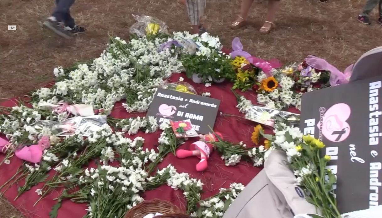 Villa Pamphili, Roma commemora Anastasia e la piccola Andromeda a un mese dal ritrovamento: il video Villa Pamphili, Roma commemora Anastasia e la piccola Andromeda a un mese dal ritrovamento: il video