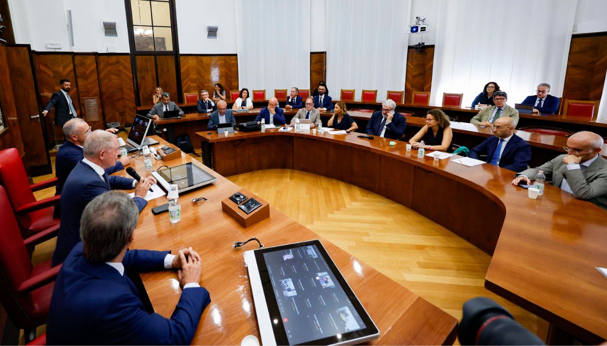https://wips.plug.it/cips/notizie.virgilio.it/cms/2025/08/accordo-ex-ilva-taranto.jpg