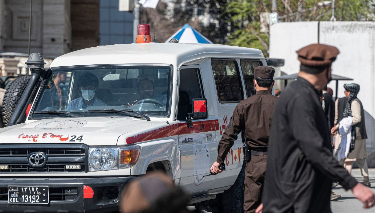 https://wips.plug.it/cips/notizie.virgilio.it/cms/2025/08/afghanistan-incidente-camion-autobus.jpg
