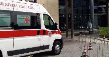 alassio-spiaggia-anziano-secchiate-acqua