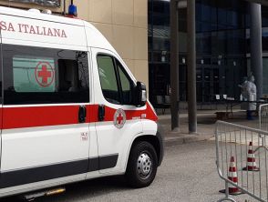 Anziano colpito da trenta secchiate d'acqua in spiaggia ad Alassio finisce in ospedale: caccia ai responsabili