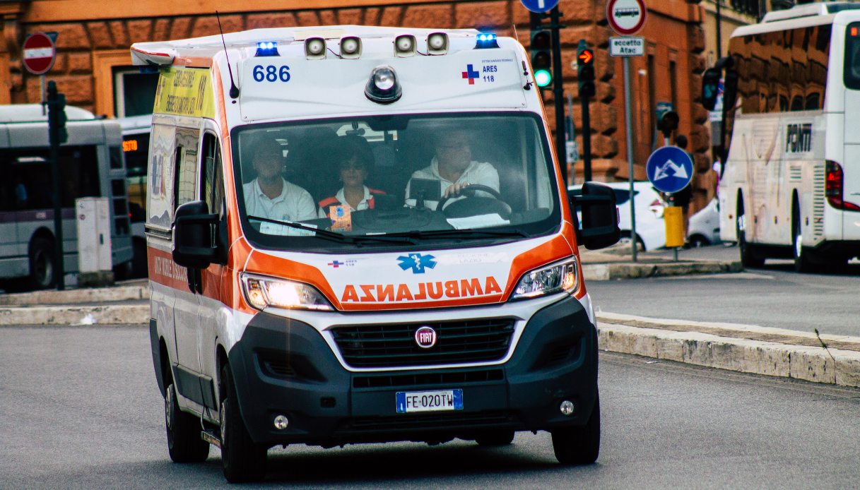 https://wips.plug.it/cips/notizie.virgilio.it/cms/2025/08/ambulanza-ancona-freccia-balestra.jpg