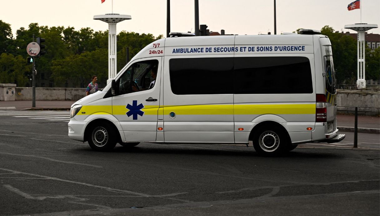 https://wips.plug.it/cips/notizie.virgilio.it/cms/2025/08/ambulanza-francia-auto-folla-normandia.jpg