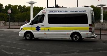 ambulanza-francia-auto-folla-normandia