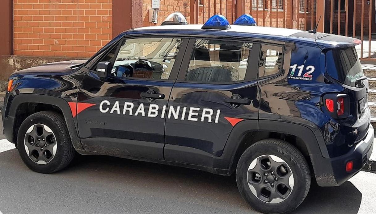 Anziano accoltella una barista a Gorgoglione nel Materano e spara ai carabinieri, poi si suicida Anziano accoltella una barista a Gorgoglione nel Materano e spara ai carabinieri, poi si suicida