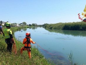 Auto finisce nel fiume a Jesolo, illesi i genitori, grave un bimbo di 5 anni: era intrappolato nel seggiolino