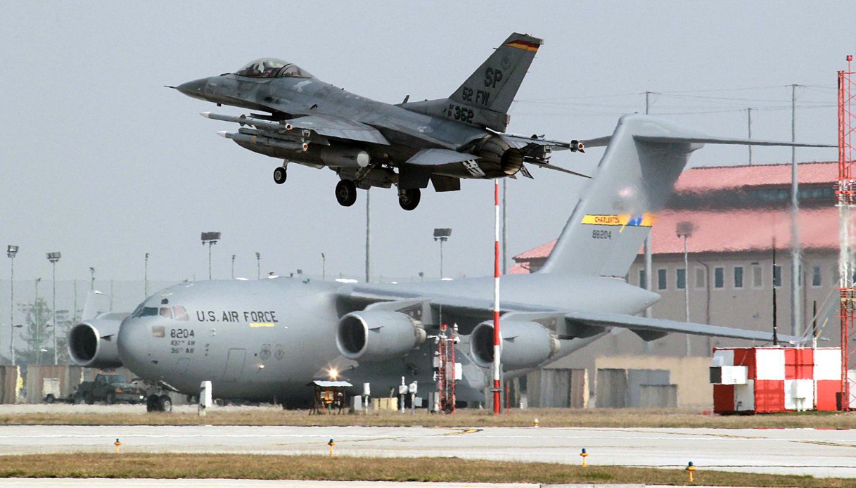 aviano in allerta per rischio sabotaggi russi rafforzate la sorveglianza alla base usa il giallo incendi