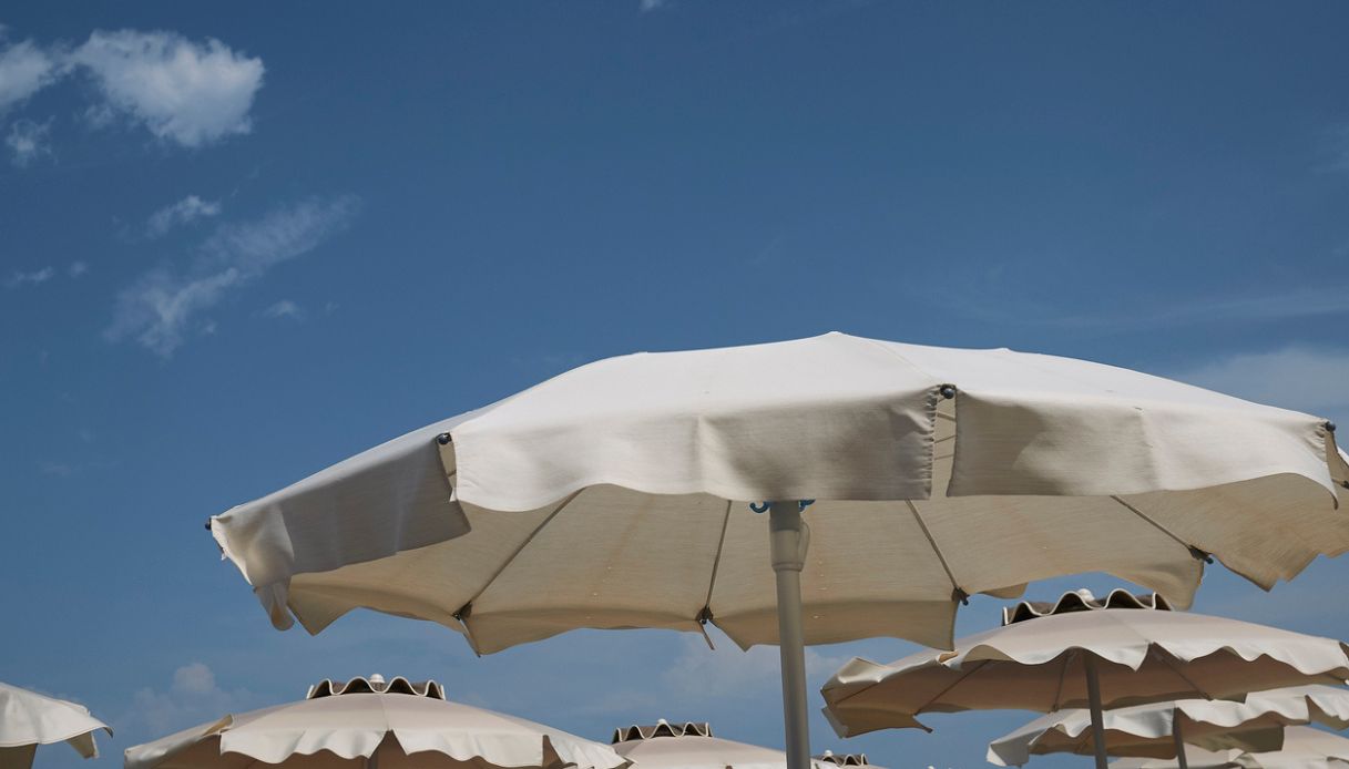 https://wips.plug.it/cips/notizie.virgilio.it/cms/2025/08/bambini-spiaggia-milano-marittima.jpg