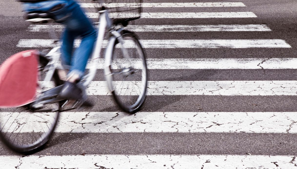 Falciato in bici sulle strisce pedonali, muore un 15enne investito nel Padovano