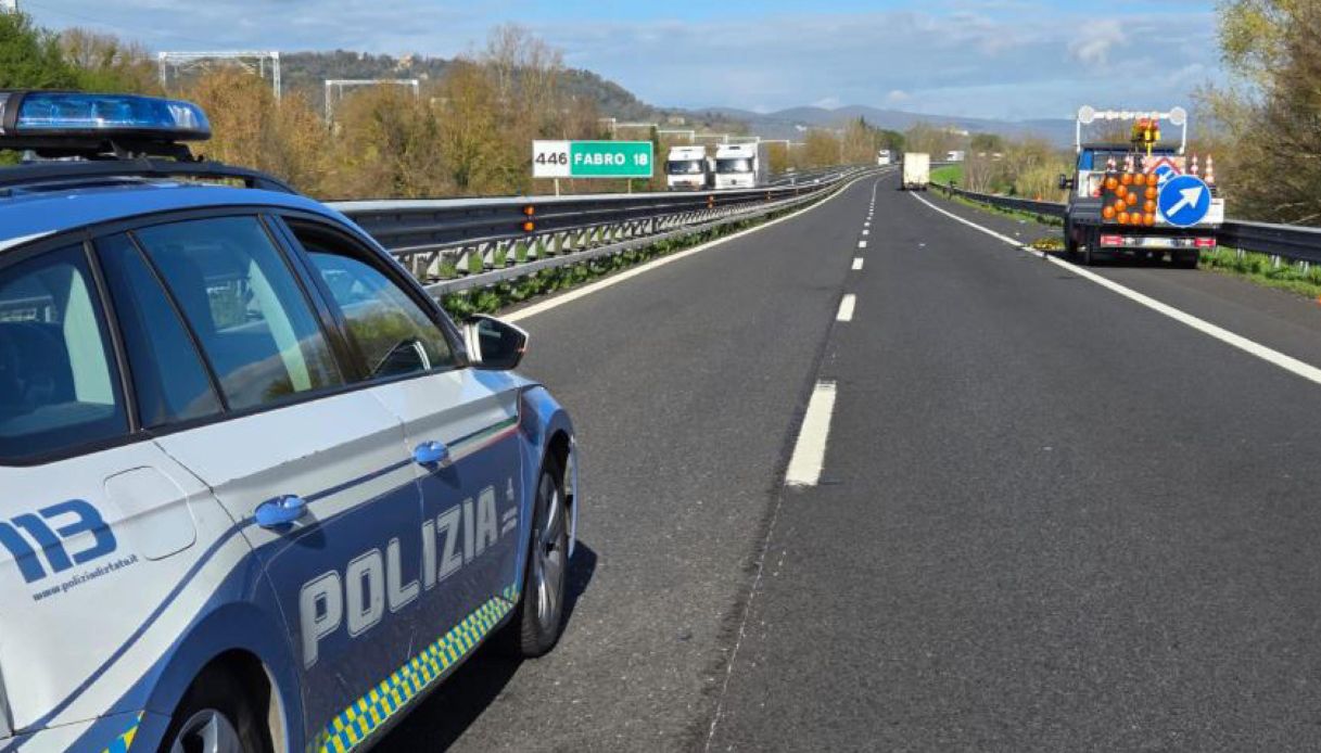 Bimbo caduto dall’auto a Viterbo, sospetti sul conducente dopo alcune indicazioni sbagliate: cos’ha detto Bimbo caduto dall’auto a Viterbo, sospetti sul conducente dopo alcune indicazioni sbagliate: cos’ha detto