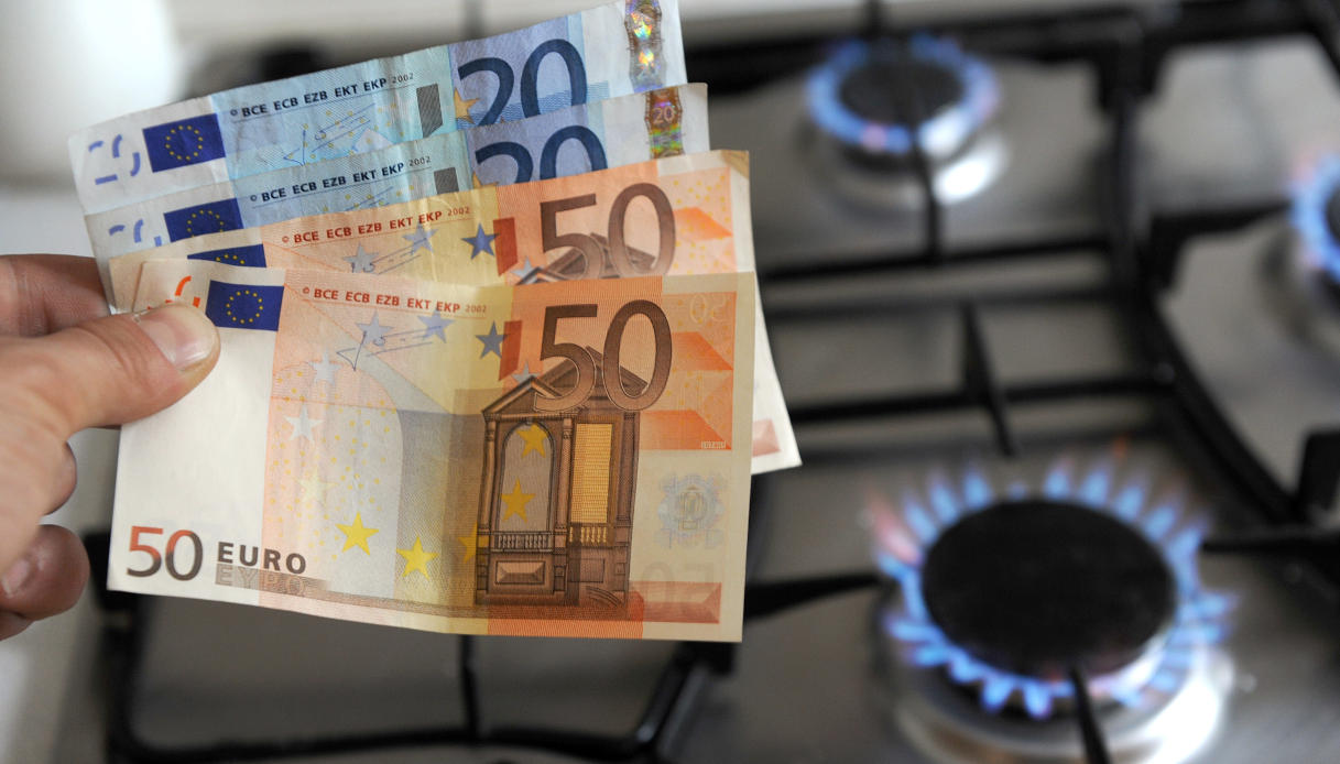https://wips.plug.it/cips/notizie.virgilio.it/cms/2025/08/bollette-luce-gas-operatore-turismo-energetico-1.jpg