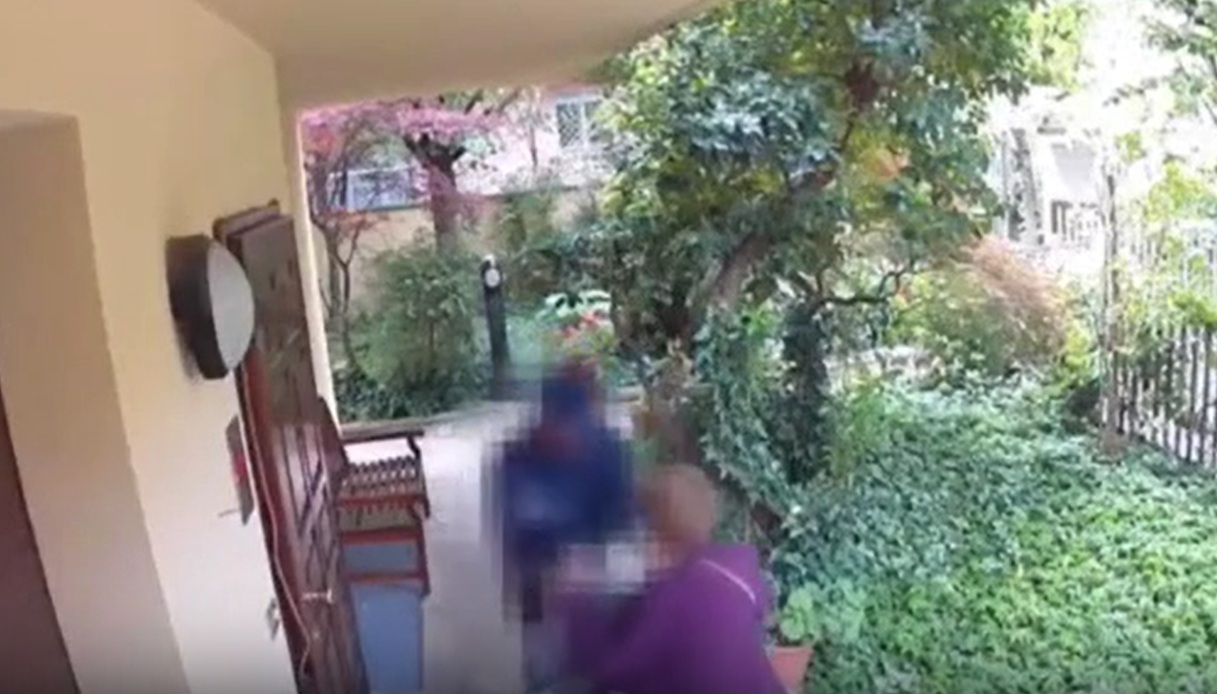 Furto milionario a Bologna, anziana truffata da finti carabinieri: il video del raggiro Furto milionario a Bologna, anziana truffata da finti carabinieri: il video del raggiro