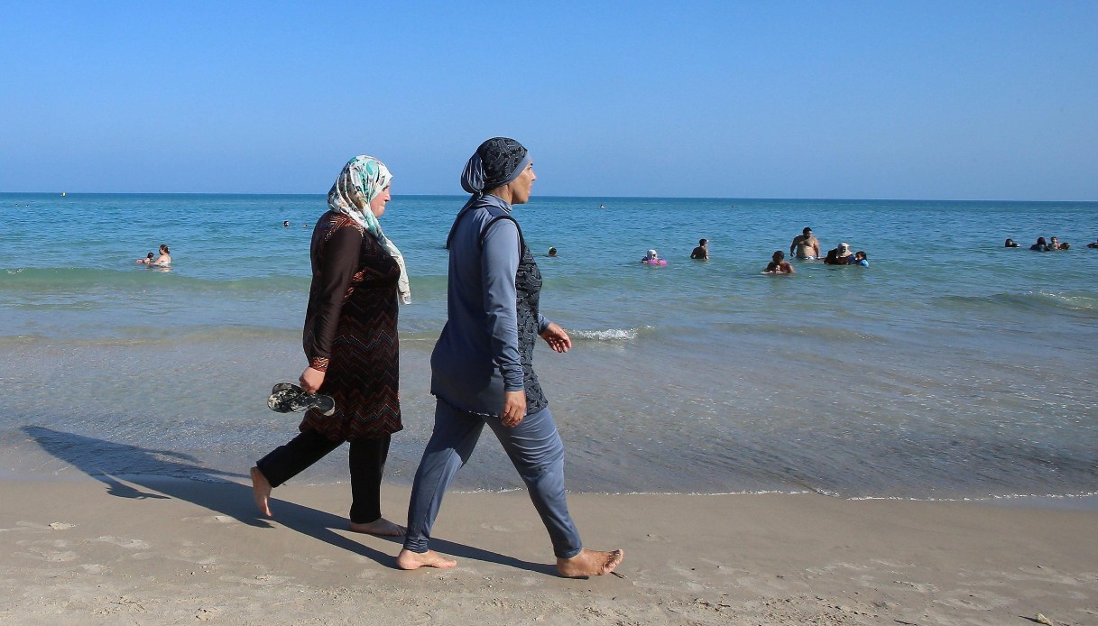 https://wips.plug.it/cips/notizie.virgilio.it/cms/2025/08/burkini-sipaggia.jpg