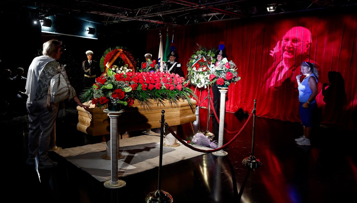 https://wips.plug.it/cips/notizie.virgilio.it/cms/2025/08/camera-ardente-pippo-baudo-1.jpg