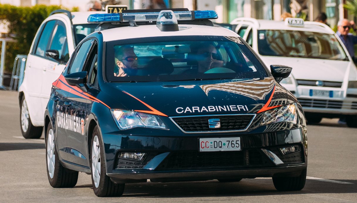 donna ferita con una roncola dal marito a fiesole i carabinieri intervengono per fermare l aggressione
