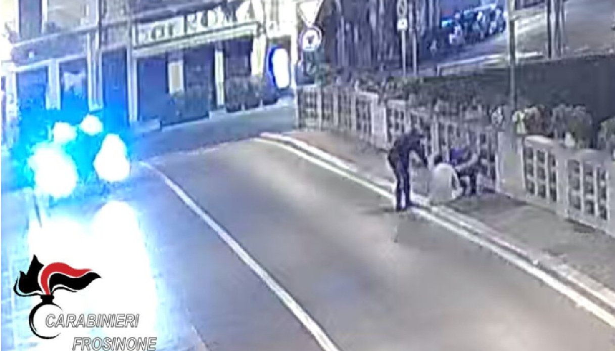 32enne tenta il suicidio a sora dal ponte di napoli azione in extremis dei carabinieri e salvataggio