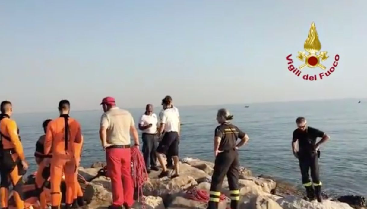 https://wips.plug.it/cips/notizie.virgilio.it/cms/2025/08/cavallino-treporti-bambino-mare-1.jpg