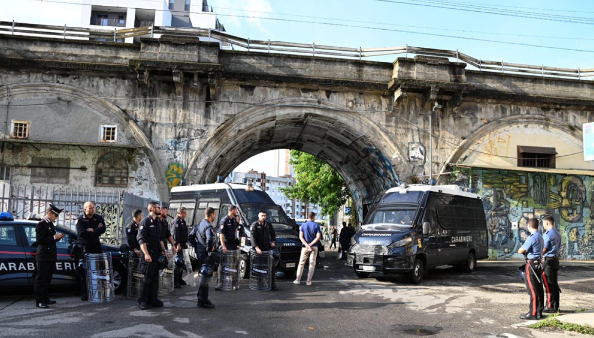 https://wips.plug.it/cips/notizie.virgilio.it/cms/2025/08/centro-sociale-leoncavallo-milano.jpg