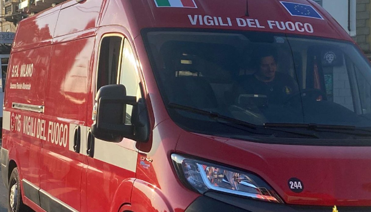 auto nel po a cremona si inabissa con dentro una persona morta sospese le operazioni di recupero il giallo