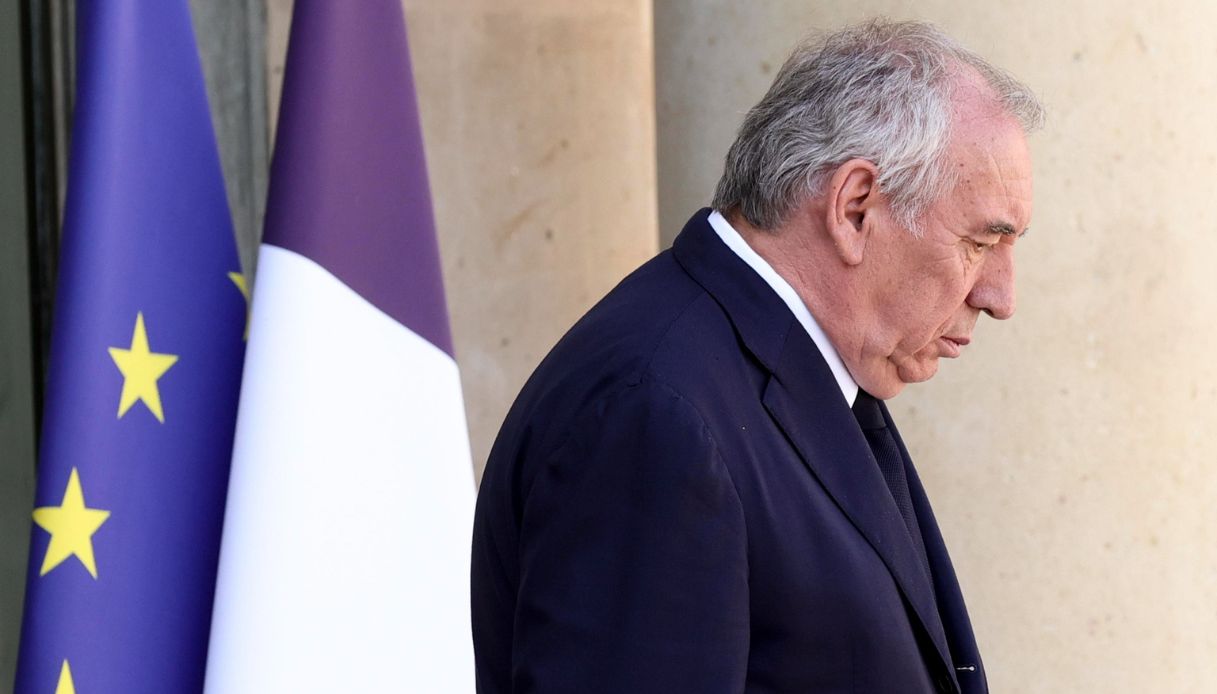 https://wips.plug.it/cips/notizie.virgilio.it/cms/2025/08/crisi-governo-bayrou-in-francia.jpg