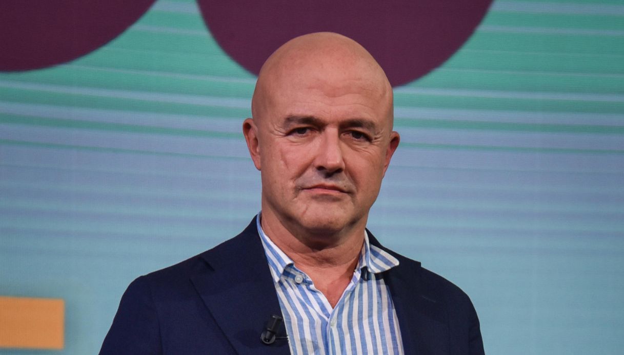 https://wips.plug.it/cips/notizie.virgilio.it/cms/2025/08/dentro-la-notizia-gianluigi-nuzzi-pomeriggio-5.jpg