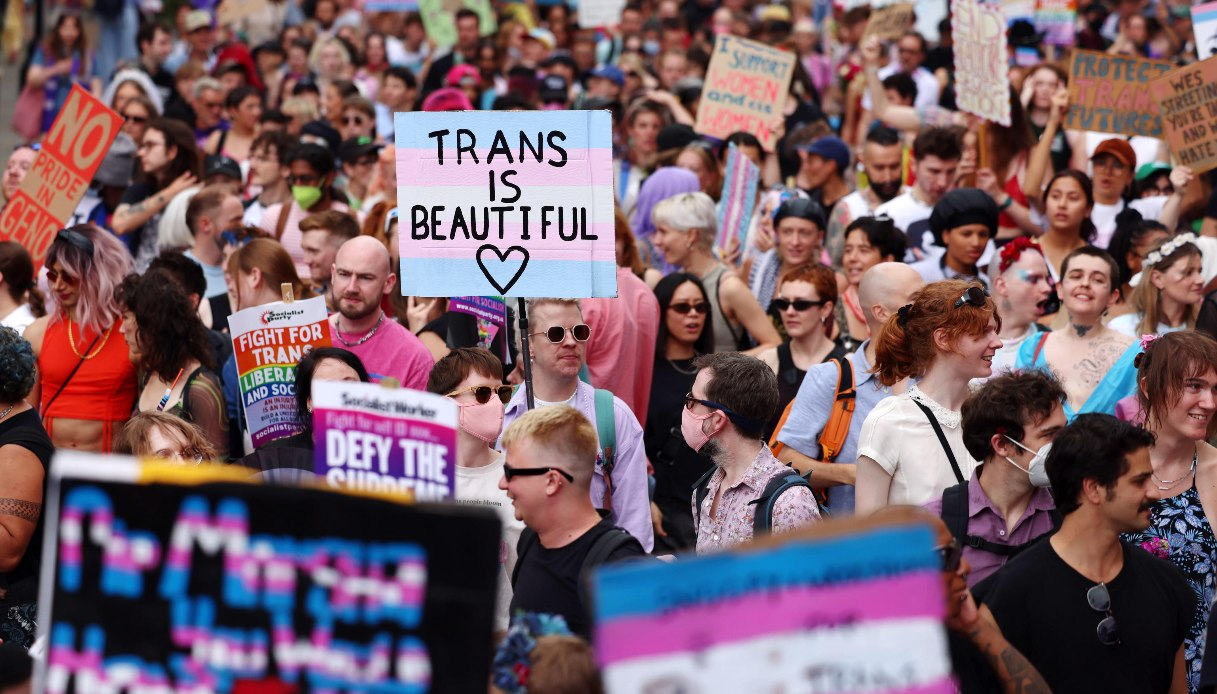 Manifestazione con bandiere trans