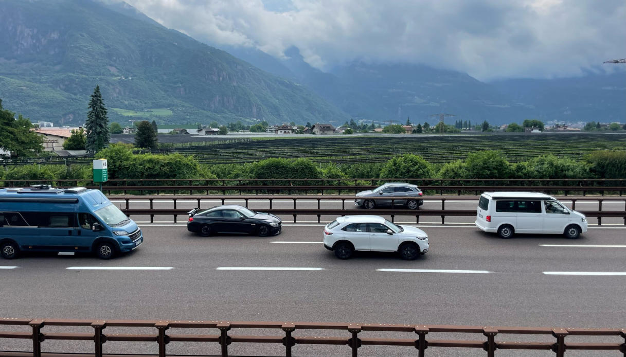donna si lancia autostrada Brennero A22