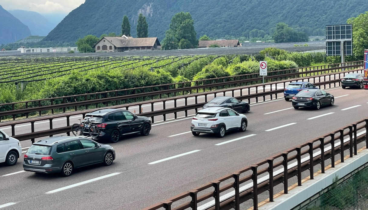 https://wips.plug.it/cips/notizie.virgilio.it/cms/2025/08/donna-si-lancia-autostrada-brennero-a22.jpg