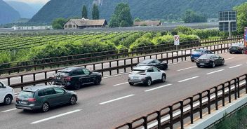 donna si lancia autostrada Brennero A22