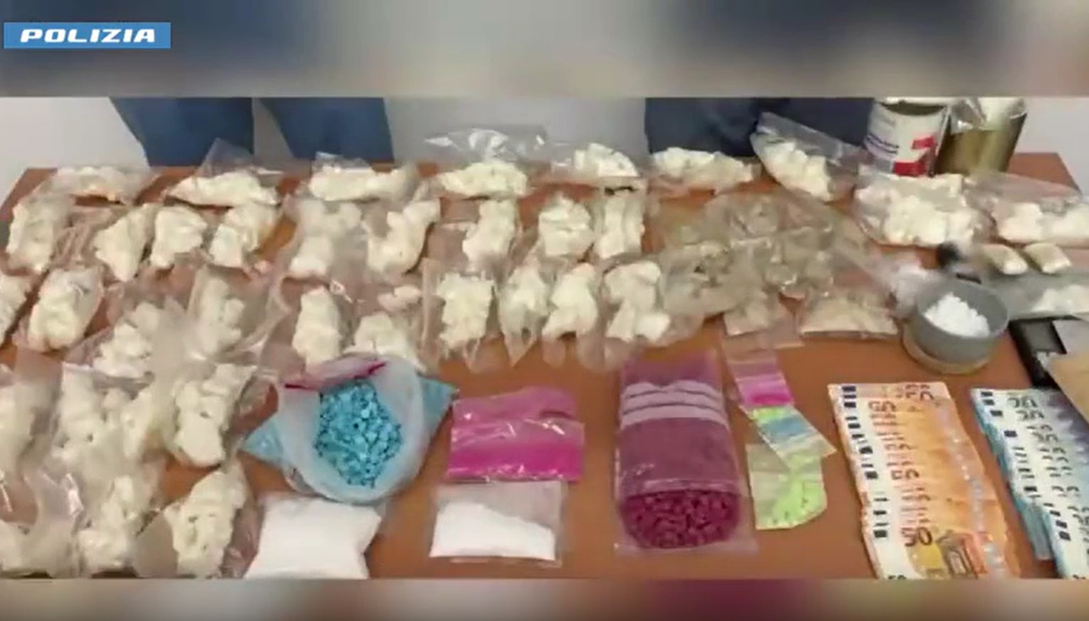 Casa piena di "droga del cannibale" e di Mdma, maxi sequestro a Bologna: il video del blitz, 29enne arrestato