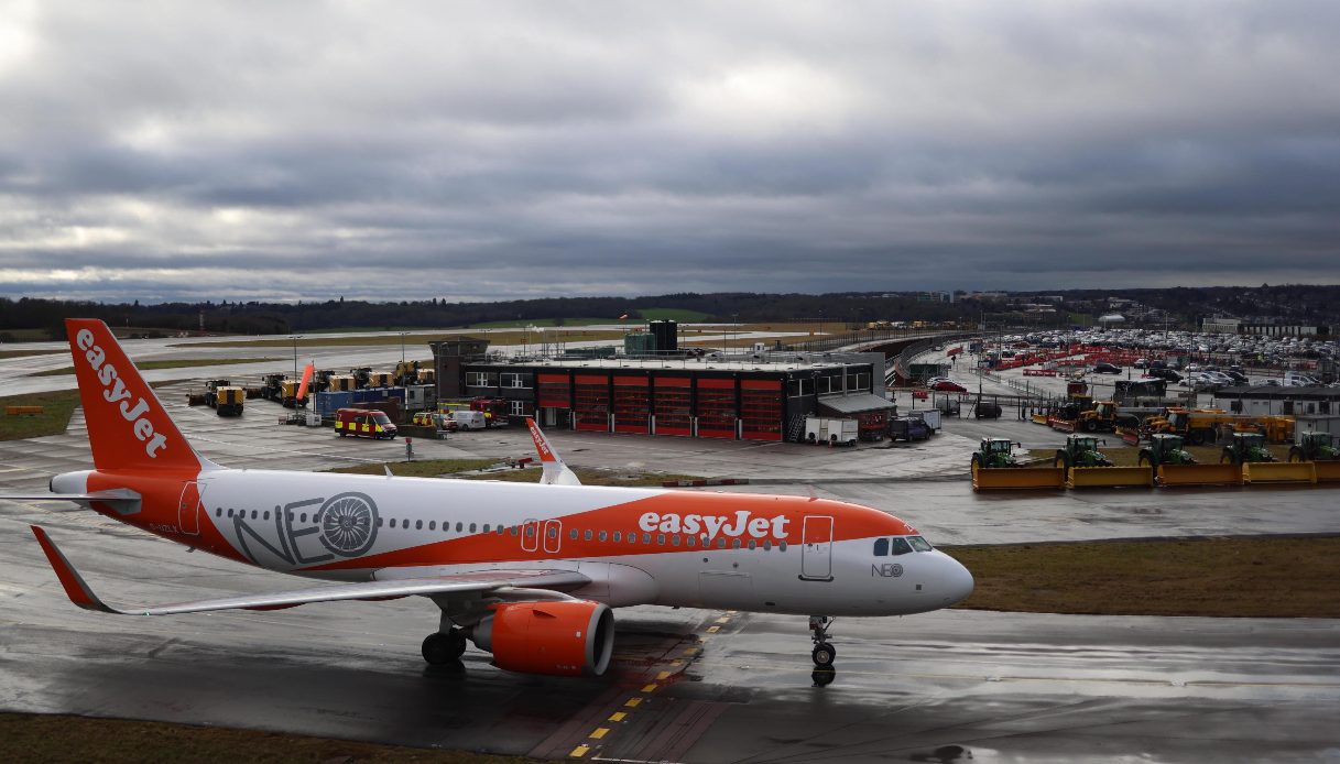 EasyJet atterra per emergenza a Brindisi