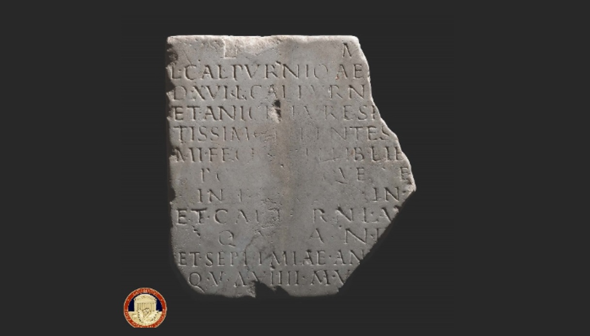 tornano in italia da londra sei reperti archeologici trafugati c 232 anche l epigrafe romana rubata 70 anni fa